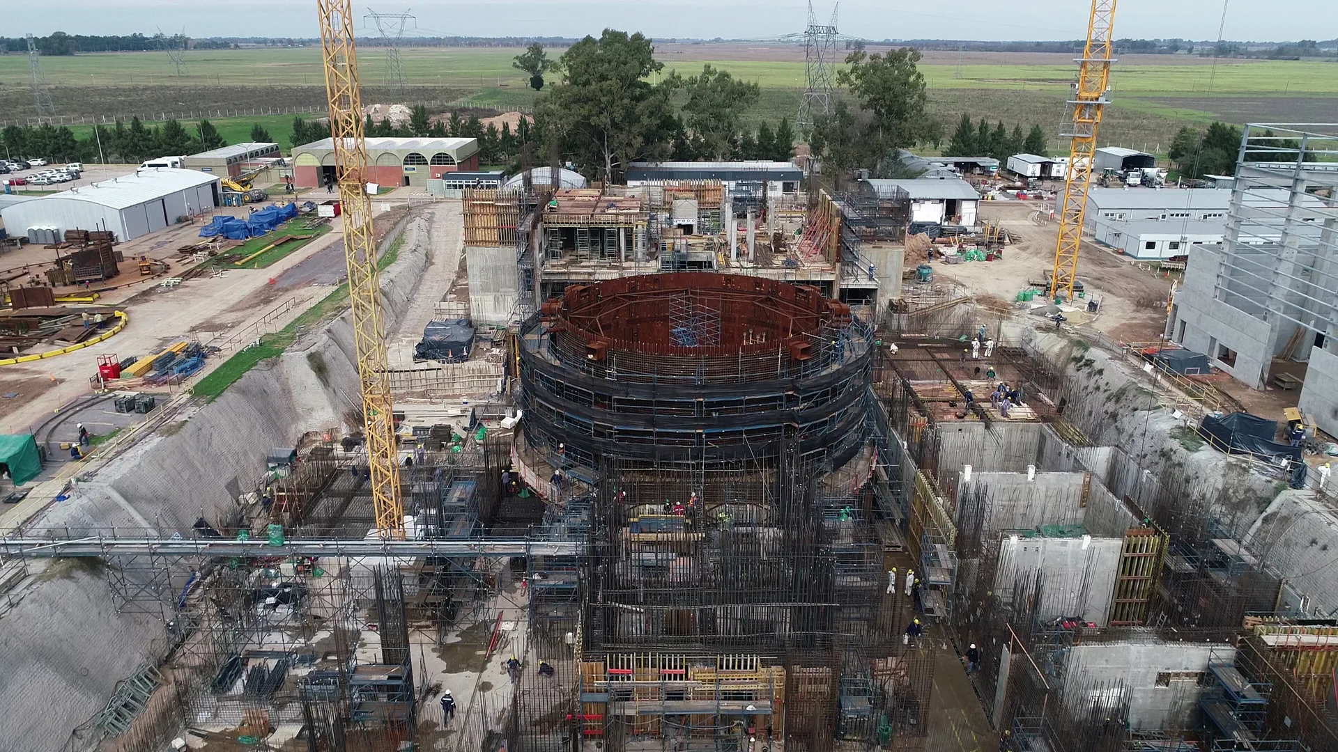El reactor modular CAREM-25 inicia su montaje electromecánico en Lima