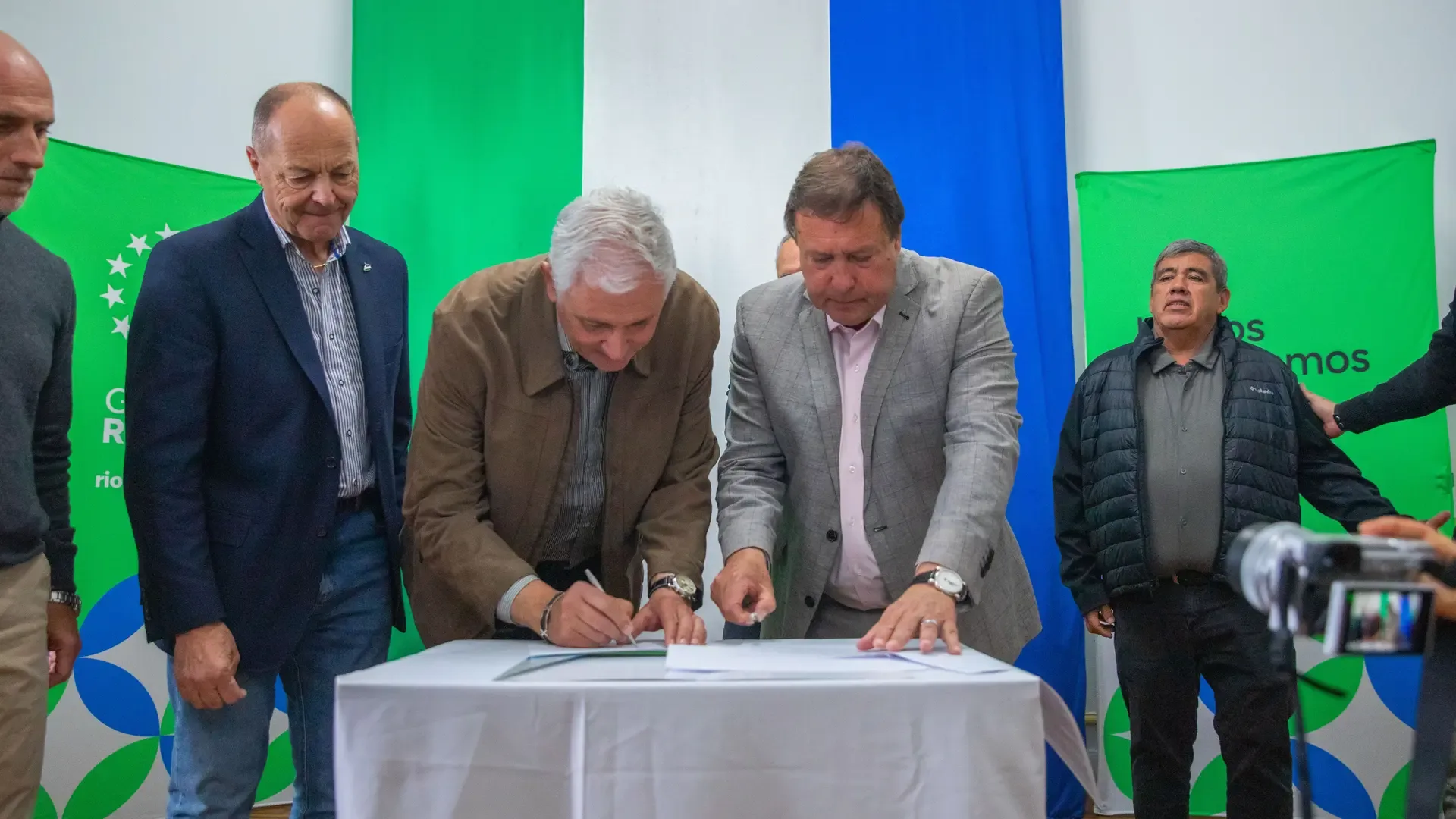 Weretilneck firmó el contrato para repavimentar las rutas 1 y 51 en Viedma