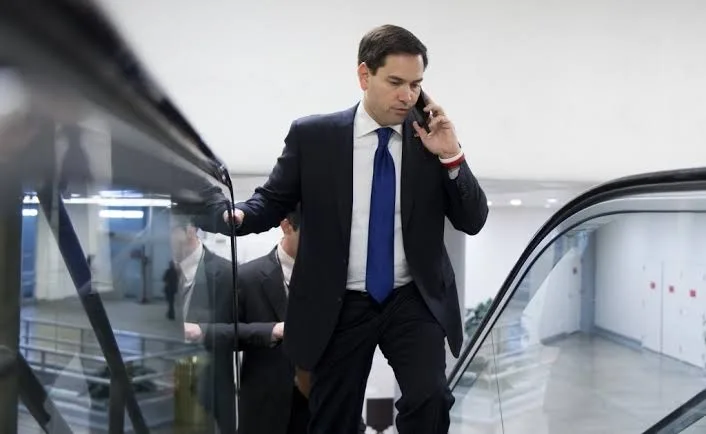 Rubio viajó en el avión señuelo y Hegseth acompañó a Trump, según CBS
