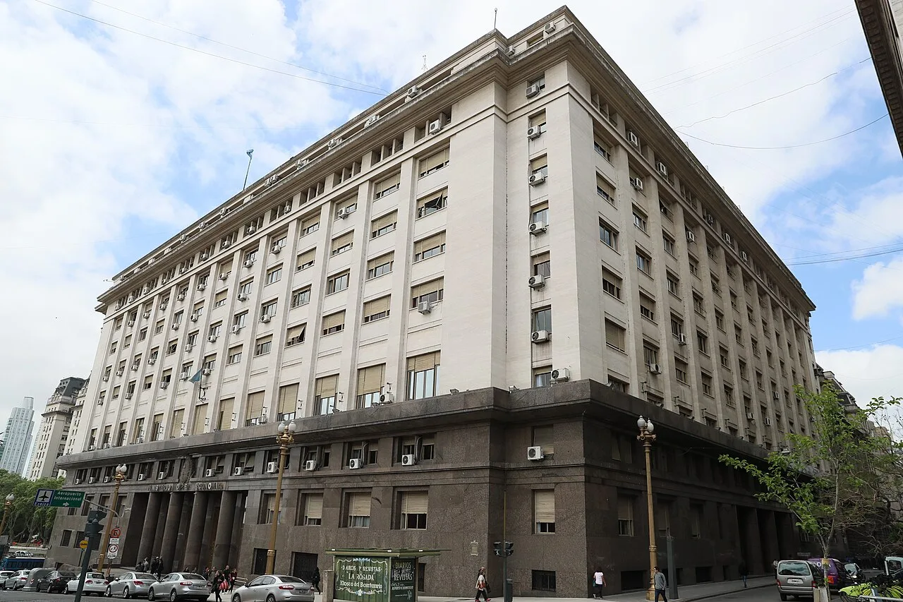 El Gobierno flexibilizó los créditos en dólares para empresas no exportadoras