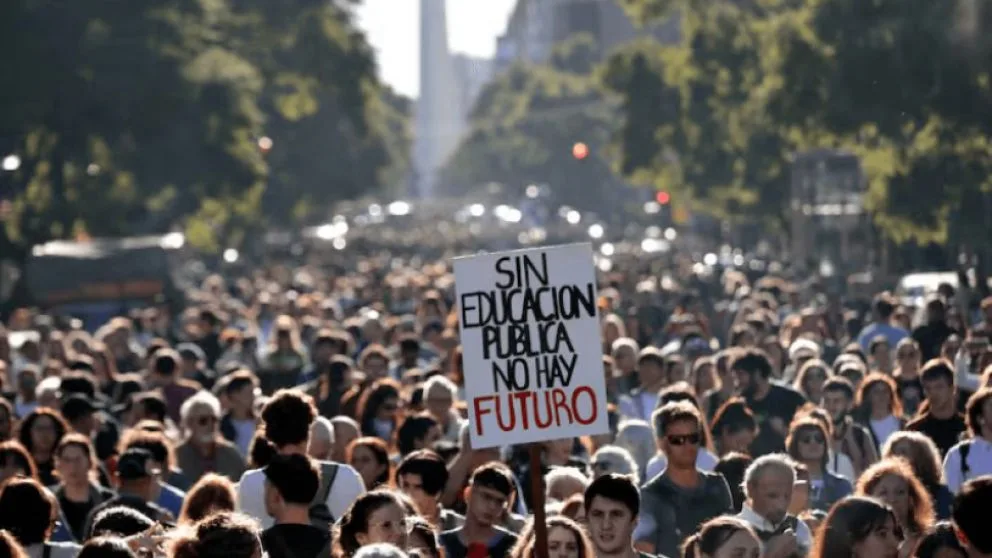 Marcha universitaria contra Milei por el financiamiento de las casas de estudio